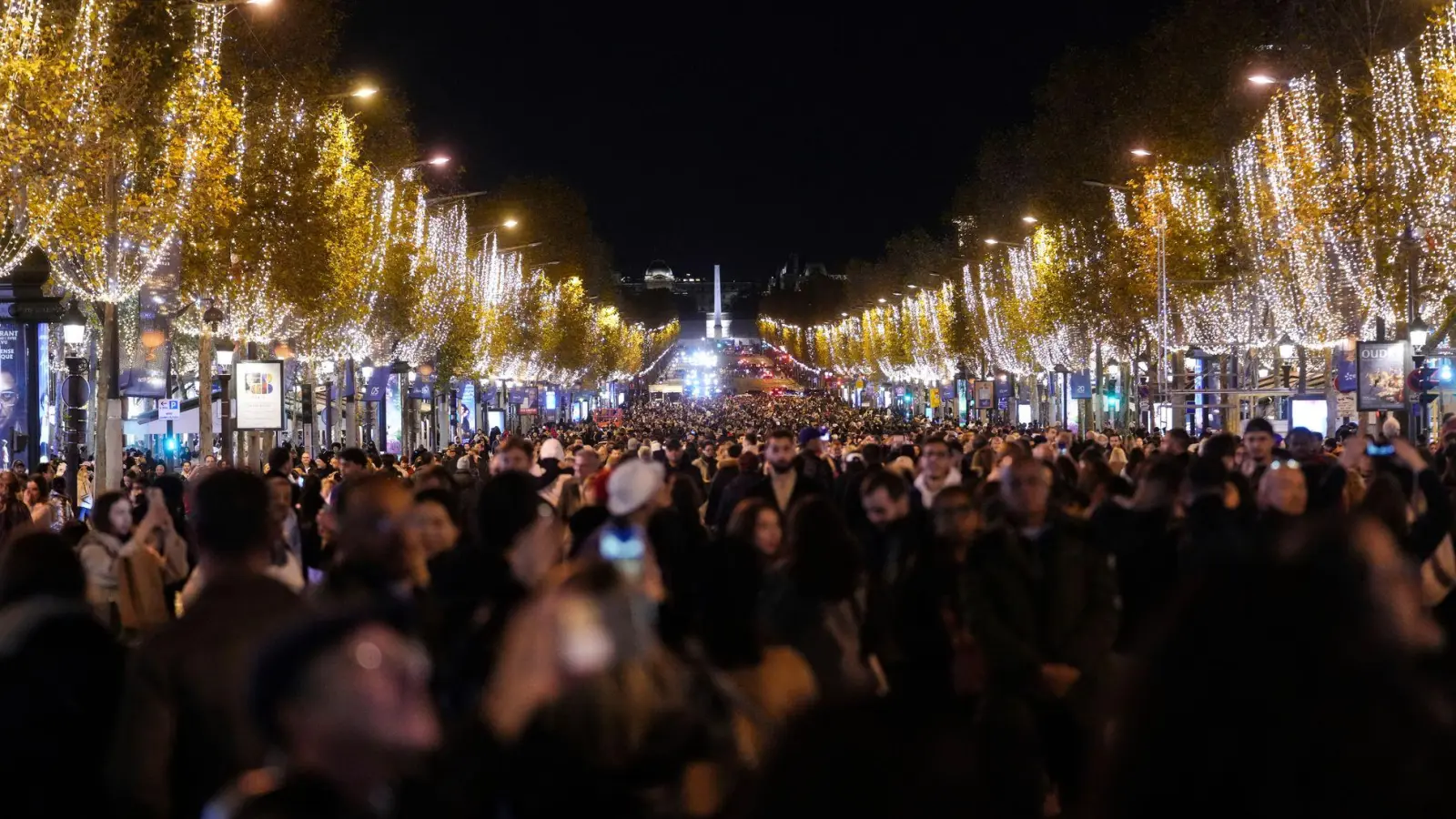 Paris zündet die Lichter an: Viele Menschen drängen sich auf den Champs-Elysees, während die Weihnachtsbeleuchtung angeschaltet wird.  (Foto: Thibault Camus/AP)