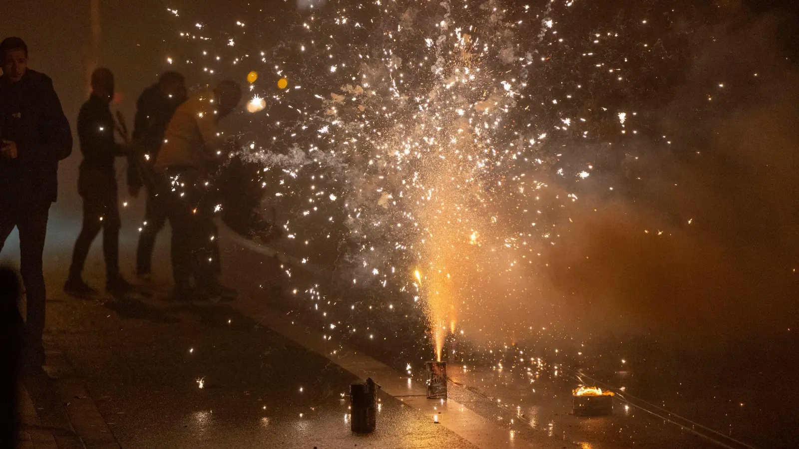 Bei Augenverletzungen durch Feuerwerk ist sofortige Hilfe nötig. (Foto: Christoph Reichwein/dpa/dpa-tmn)