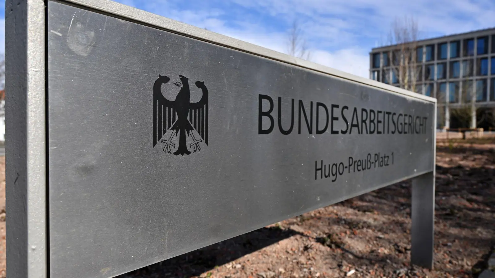 „Bundesarbeitsgericht“ steht auf dem Schild am Eingang zum höchsten deutschen Arbeitsgericht. (Foto: Martin Schutt/dpa-Zentralbild/dpa)