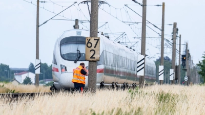 Mehrere Fahrgäste wurden bei dem Angriff verletzt.  (Foto: Armin Weigel/dpa)