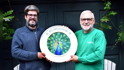 Joris Callens und Kurt Endreß mit der Kerwascheibe.  (Foto: Gudrun Schwarz-Köhler)