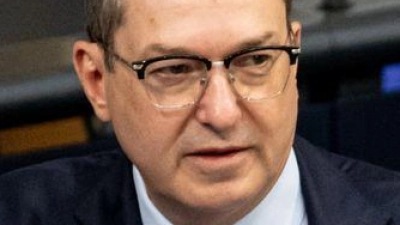 Von Grünen und Linken gab es harsche Kritik an dem Vorhaben von Alexander Dobrindt (CSU). (Foto: Fabian Sommer/dpa)