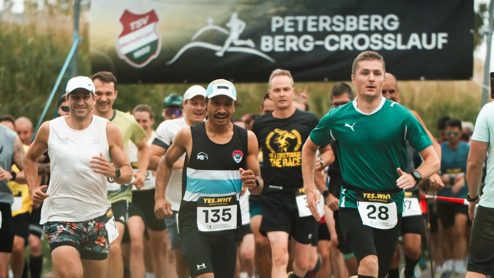 Szene vom Start des 10-km-Laufes, vorne in der Mitte läuft der spätere Sieger Arjun Pradhan (#135). (Foto: YES.WHY)