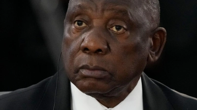 Ramaphosa richtet eine Kommission ein, die die Vorwürfe gegen den Polizeiminister untersuchen soll.  (Foto: Eraldo Peres/AP/dpa)