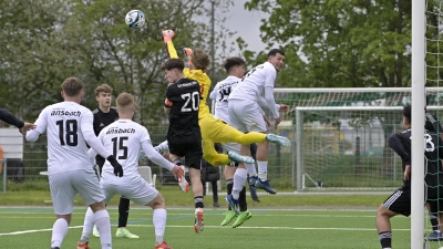 Der Nürnberger Torhüter Jannik Englert klärt wagemutig. Die Ansbacher (von links in Weiß Luca Kohler, Finn Haag, Ben-Luis Kuhr und Jamal Mader kommen nicht an den Ball. (Foto: Martin Rügner)