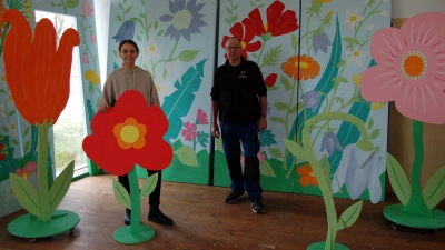 Bunte Blüten bestimmen das Bühnenbild für das diesjährige Kinderstück der Sommerfestspiele in Dinkelsbühl. Neben fest montierten Wänden gibt es auch bewegliche Elemente, die Theatermalerin Claudia Emrich-Engerer und Werkstattleiter Clemens Siebert vorstellten. (Foto: Markus Weinzierl)