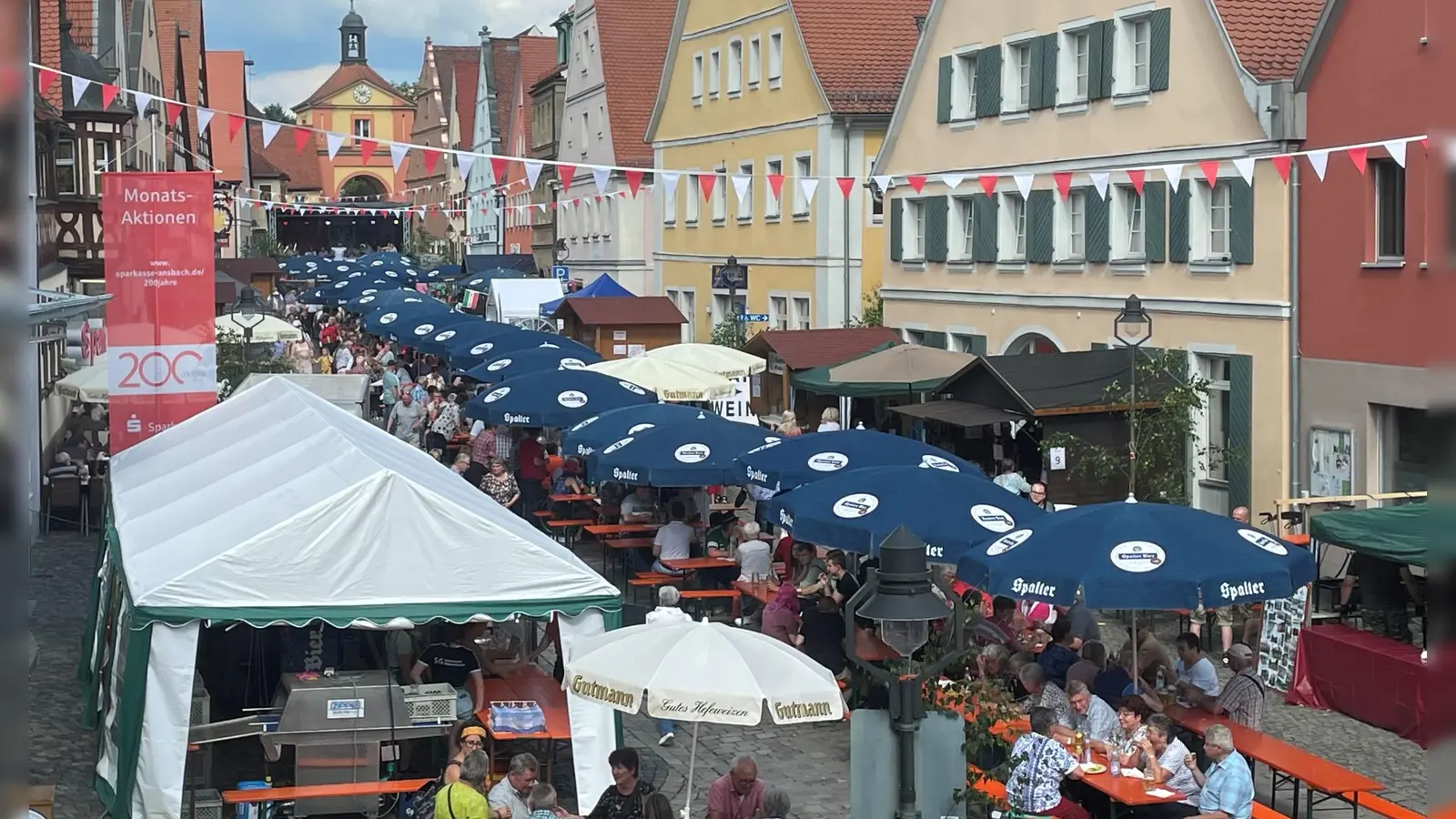 Die ganze Stadt ein einziger Biergarten: Voll war es in Windsbach am Samstagabend. (Foto: Norbert Kleinöder)