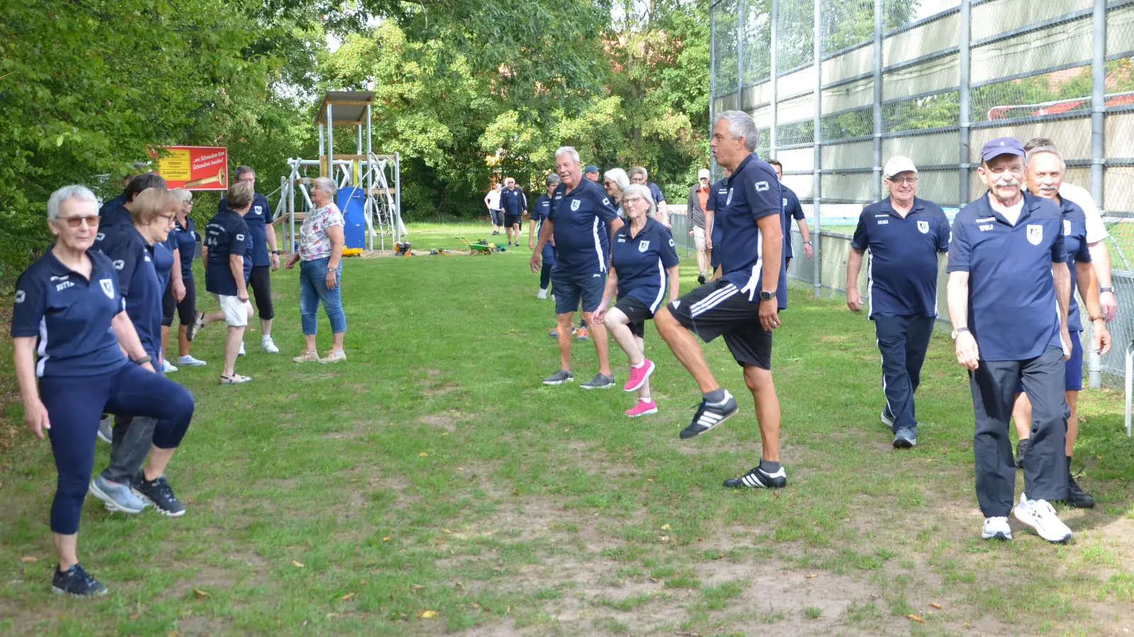 Das war das letzte „Draußen-Training” der TSV Herzsportgruppe auf dem TSV-Gelände an der weißen Marter. Die Übungen finden ab sofort wieder zu den bekannten Zeiten in der Marktgrafenhalle statt (Foto: Christa Frühwald)