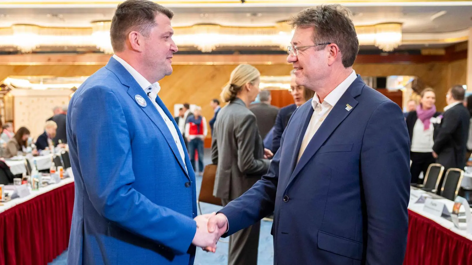 Zum Verhandlungsauftakt begrüßen sich die Verhandlungsführer Oliver Heinrich (IG BCE, links) und Matthias Bürk (BAVC) per Handschlag.  (Foto: Michael Matthey/dpa)