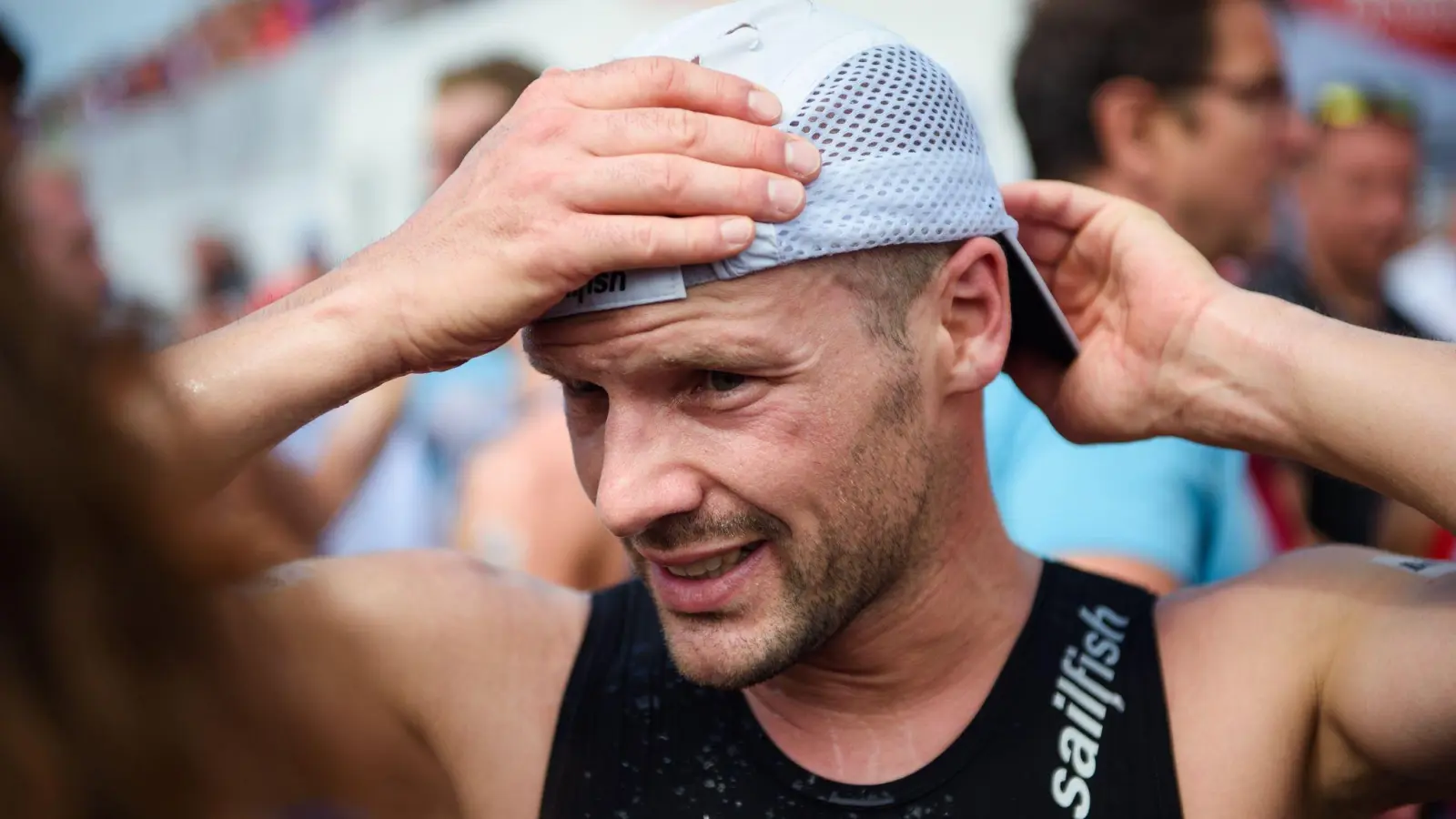 Triathlet Patrick Lange rückt seine Mütze zurecht. (Foto: Gregor Fischer/dpa/Archivbild)