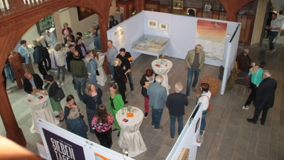 Gut besucht war die Eröffnung der Jahresausstellung in der Bad Windsheimer Spitalkirche, in der es in diesem Jahr um die Schöpfung geht. (Foto: Hans-Bernd Glanz)