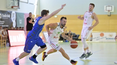 Beim eigenen Turnier gegen Veitshöchheim (links Max Heckel) standen die Ansbacher Bastian Doreth (mit Ball) und Sebastian Schröder gemeinsam auf dem Feld. Zum Saisonauftakt fehlt Schröder. (Foto: Martin Rügner)