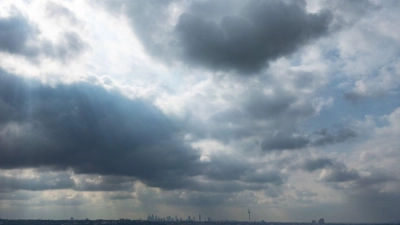 Wochenstart durchwachsen: Wolken über Skyline in Frankfurt (Foto: Boris Roessler/dpa)