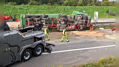 Nach dem Unfall blieb die A3 in beide Richtungen gesperrt, Autofahrer wurden über Rastplätze umgeleitet. (Foto: Markus Bäumler/zema-medien/dpa)