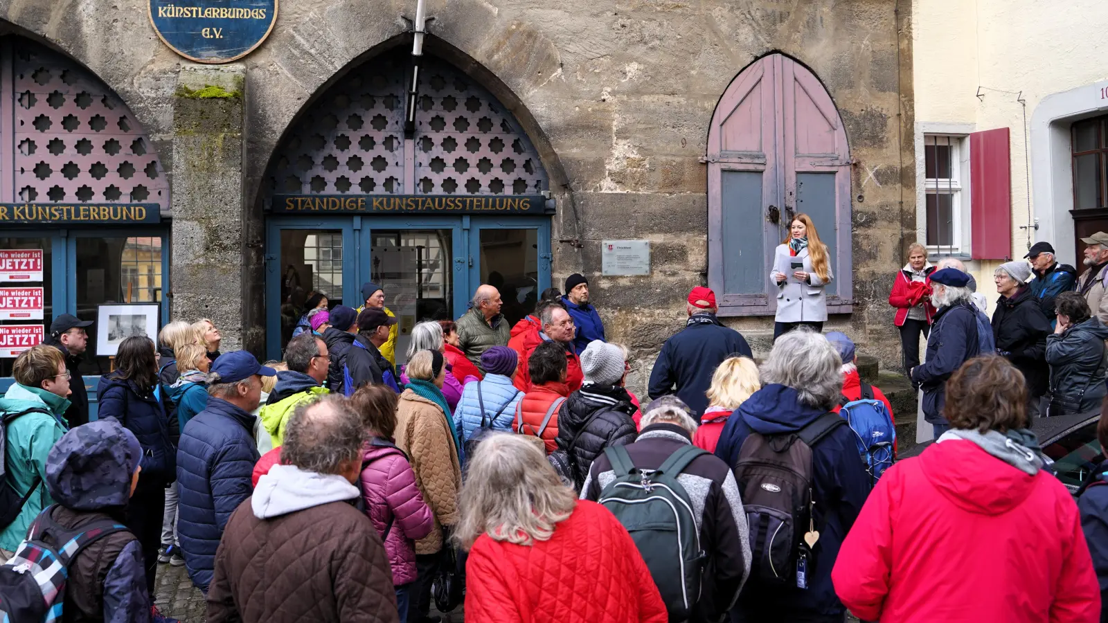 So viele Menschen wollten vergangenes Jahr bei der Eröffnung der Frühjahrswanderwoche mit Kurt Edelhäuser dabei sein. Auch in diesem Jahr wird er eine Tour gestalten. Los geht es am Samstag, 22. März, um 14 Uhr am Marktplatzbrunnen. (Archivfoto: Simone Hedler)