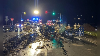 Die Feuerwehr hatte viel zu tun. (Foto: Polizei/Polizeiinspektion Stadtsteinach/dpa)