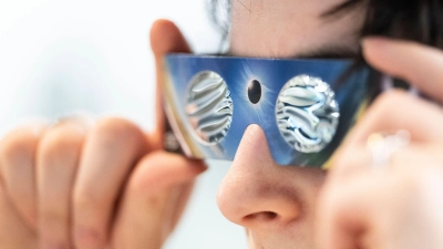Wer die totale Sonnenfinsternis in Spanien oder die partielle am Abend beobachten will, muss unbedingt eine dafür zertifizierte Spezialbrille aufsetzen. Anderenfalls drohen irreparable Augenschäden.  (Foto: Marijan Murat/dpa)