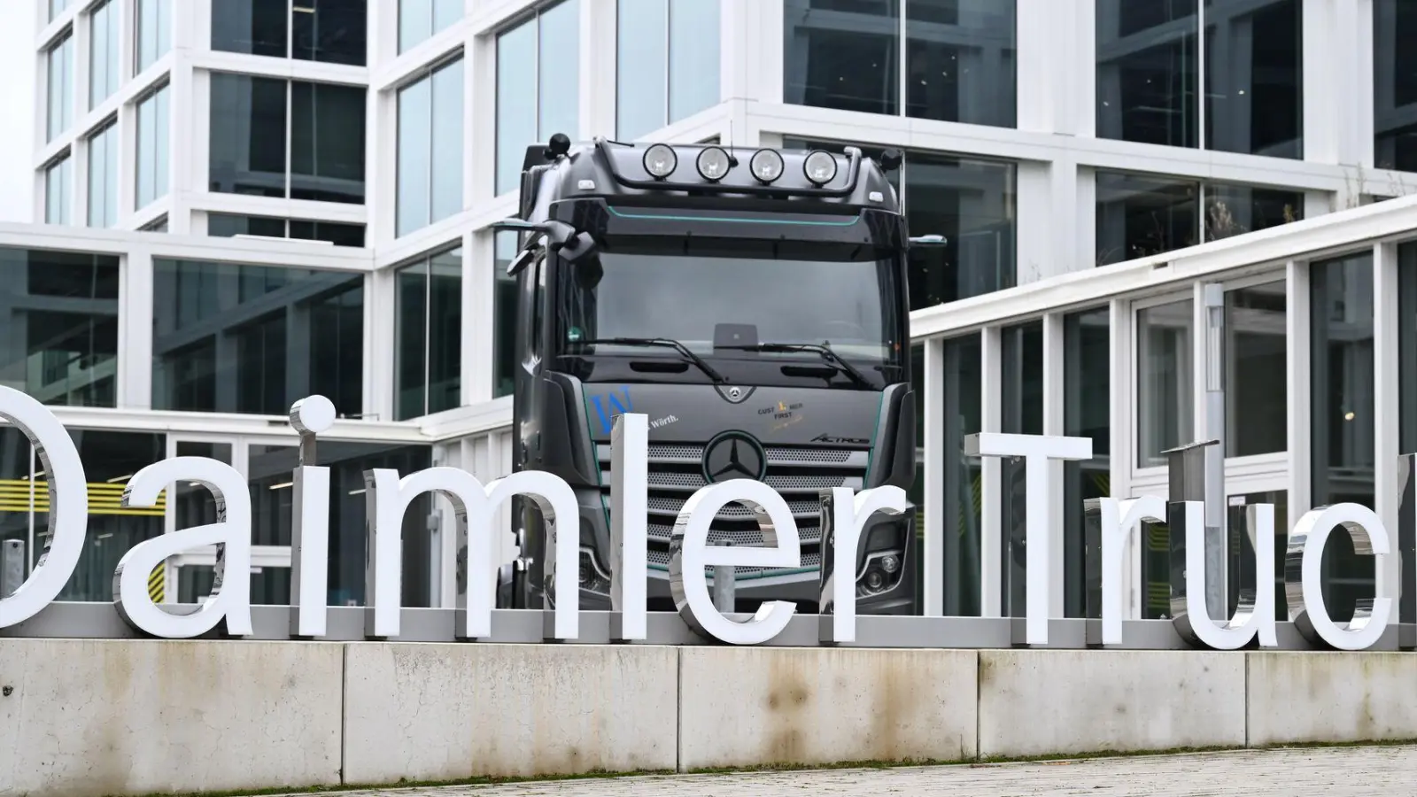 Daimler Truck: Gewinn im ersten Quartal eingebrochen. (Archivbild) (Foto: Bernd Weißbrod/dpa)