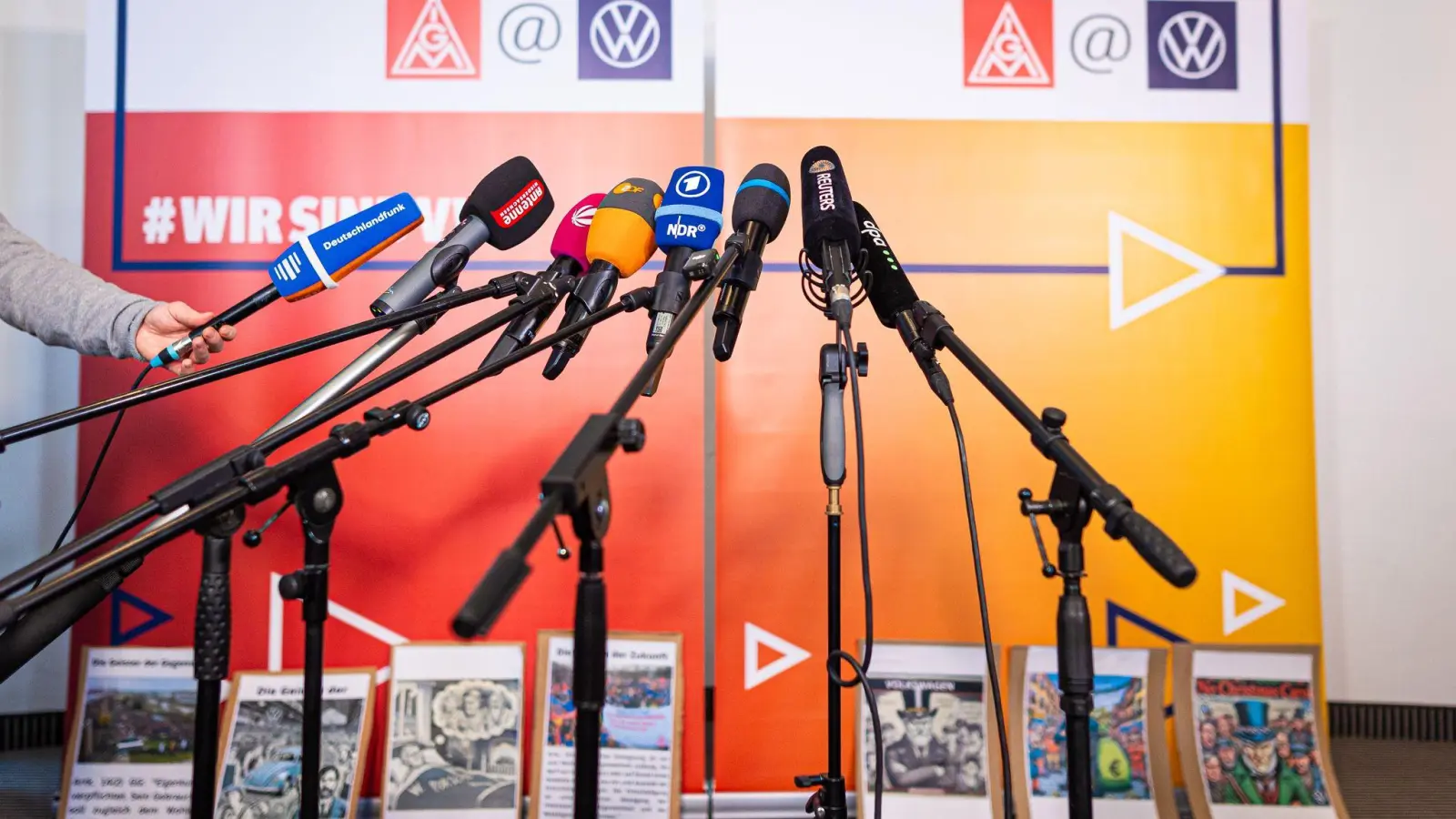 Der Tarifmarathon bei VW geht nach 13 Stunden in eine nächtliche Pause. (Archivbild) (Foto: Moritz Frankenberg/dpa)