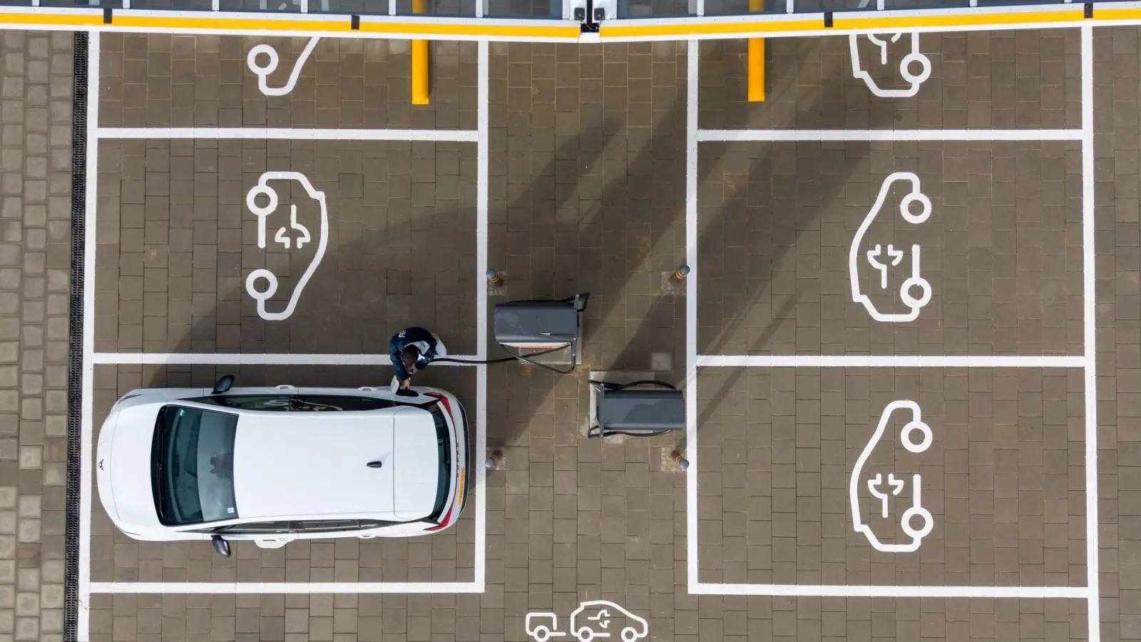 Die neue Förderung für Elektroautos hat das Interesse bei Kunden deutlich gesteigert. (Symbolbild) (Foto: Sebastian Kahnert/dpa)