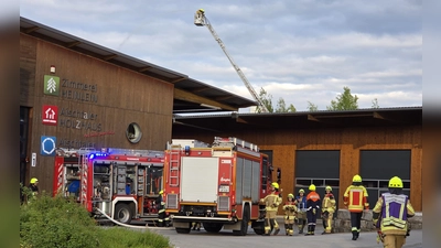 Rund 70 Einsatzkräfte der Feuerwehren aus Neustadt und Diespeck waren an einer Einsatzübung im Gewerbegebiet beteiligt. (Foto: Rainer Weiskirchen)