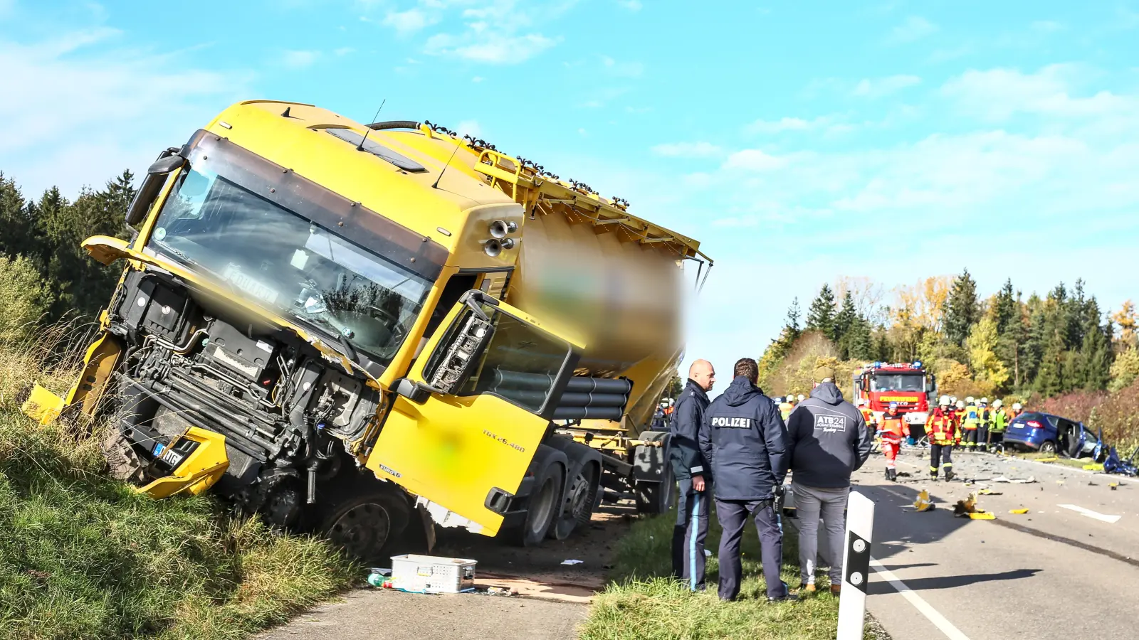 Der Fahrer des LKW hatte noch versucht, dem entgegenkommenden Auto auszuweichen. (Foto: Tizian Gerbing)