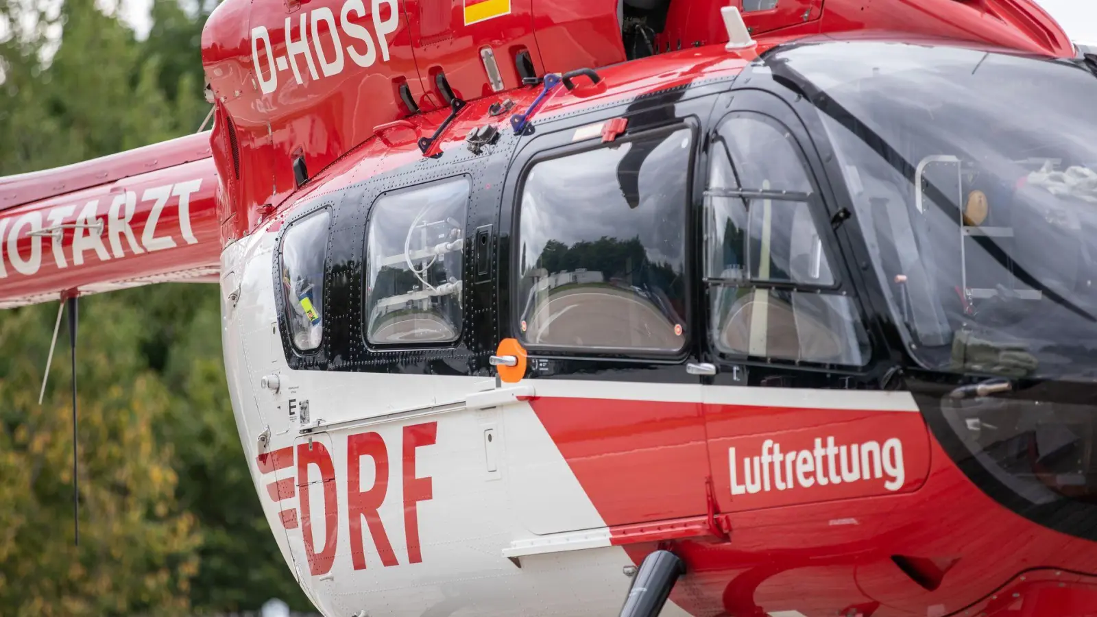 Laut Polizei wurden die beiden Autofahrer mit Hubschraubern zu Krankenhäusern geflogen. (Symbolbild) (Foto: Daniel Karmann/dpa)