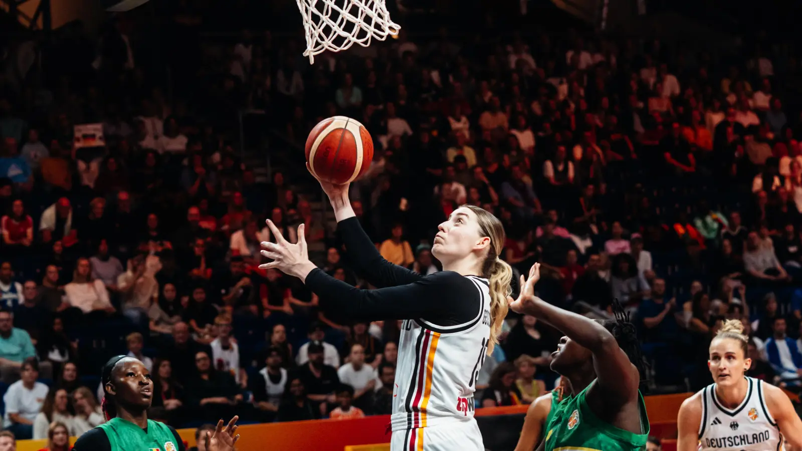 Luisa Geiselsöder (mit Ball) war gegen Südkorea eine starke Präsenz unter dem Korb (hier im Spiel gegen Mali). (Foto: DBB/Demirel)