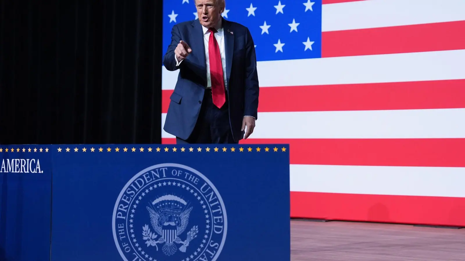 Der US-Präsident hat laut übereinstimmenden US-Medienberichten entschieden, dass sich sein Land in einem „bewaffneten Konflikt“ mit Drogenkartellen befindet. (Archivbild) (Foto: Evan Vucci/AP/dpa)