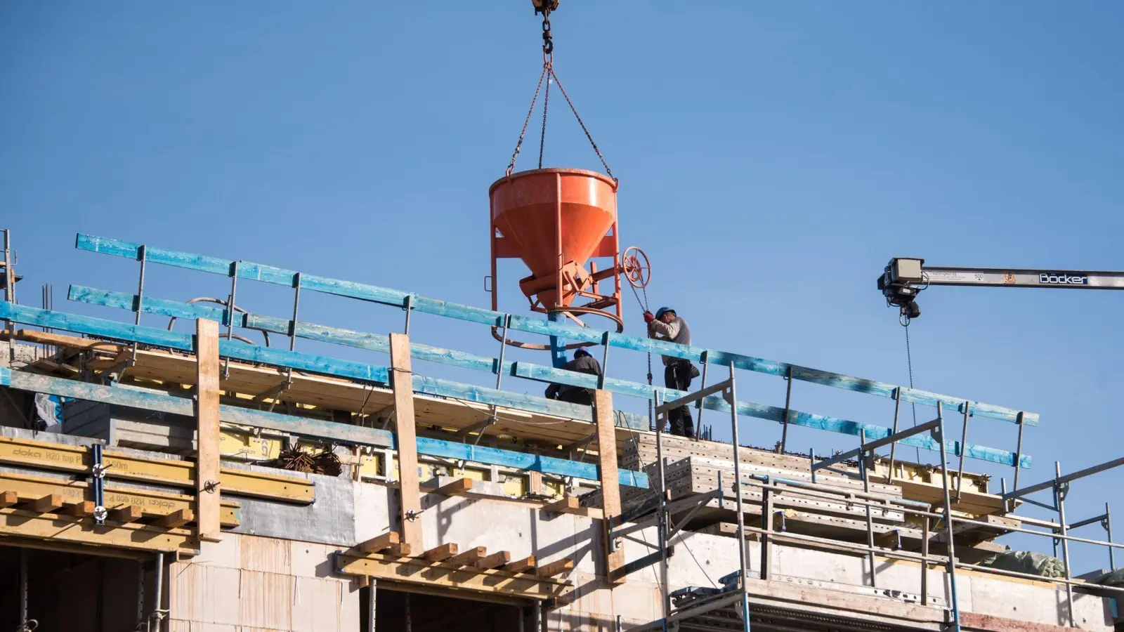 Wohnraum wird gerade in den Städten knapper. Die Zahl der Baugenehmigungen für Wohnungen nimmt aber zu. (Foto: Daniel Bockwoldt/dpa/Archiv)