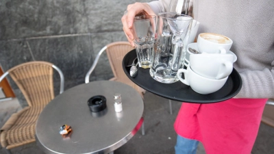 Nach Berechnungen des Bundesinstituts für Bevölkerungsforschung (BiB) lag die Wochenarbeitszeit pro Kopf 2025 im Schnitt um 0,3 Stunden unter dem Rekordniveau von 2023.  (Foto: Sebastian Gollnow/dpa)