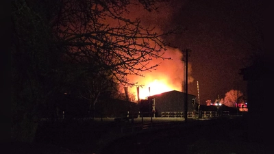 Ein Brand im Gewerbegebiet von Burgbernheim hält die Feuerwehr auf Trab. (Foto: Ana Göttfert)