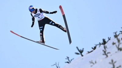 Vinzenz Geiger feiert den Sieg in Seefeld. (Foto: Barbara Gindl/APA/dpa)