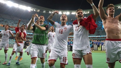 Dänemarks Spieler feiern nach dem Spiel mit einigen Fans den Einzug ins EM-Halbfinale. (Foto: Naomi Baker/Pool Getty/dpa)