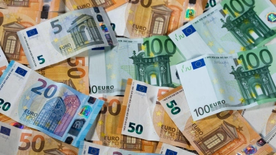 Insgesamt fanden die Beamten in dem Wagen etwa 850.000 Euro. (Symbolbild) (Foto: Jens Büttner/dpa-Zentralbild/dpa)
