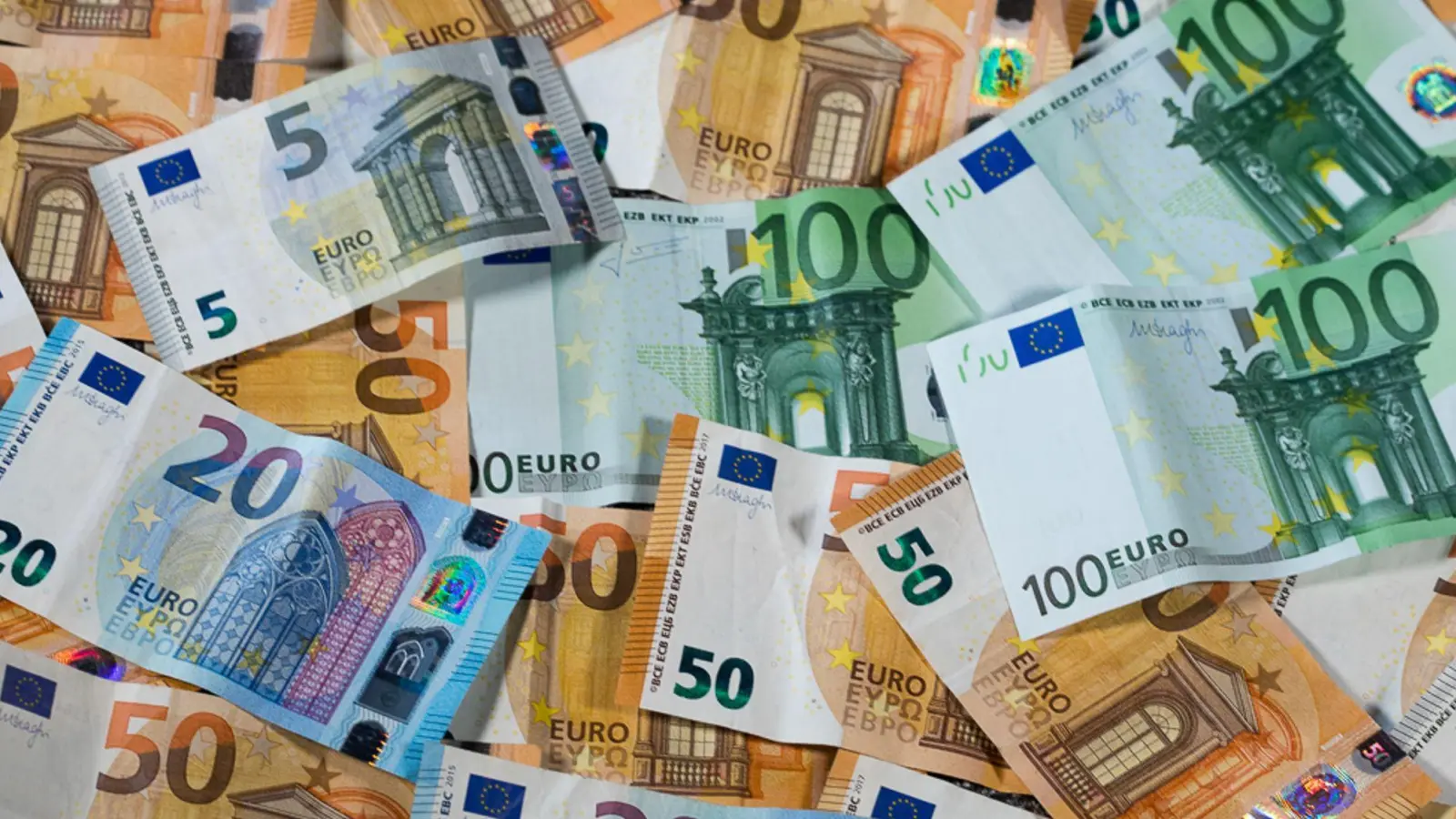 Insgesamt fanden die Beamten in dem Wagen etwa 850.000 Euro. (Symbolbild) (Foto: Jens Büttner/dpa-Zentralbild/dpa)