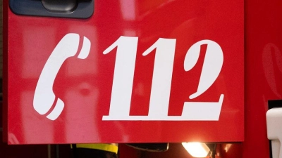 Nach dem Notruf waren die umliegenden Feuerwehren mit gut 50 Einsatzkräften ausgerückt. (Symbolbild) (Foto: Niklas Treppner/dpa)