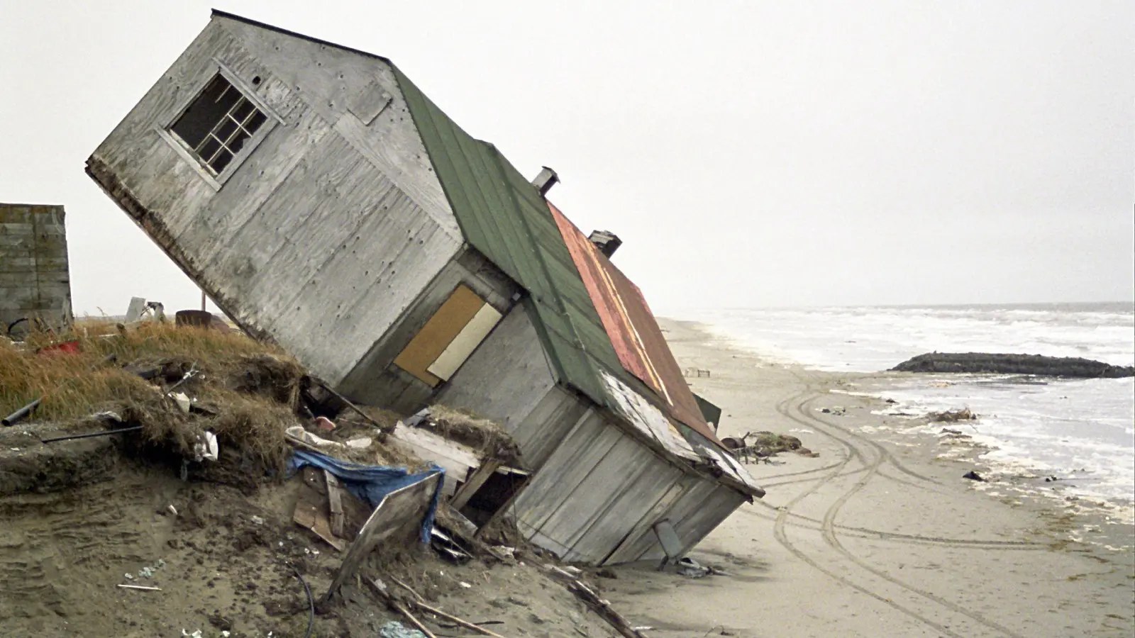 Durch das Auftauen des Permafrost-Bodens erodiert das Meer zunehmend das Land in dem auf einer Insel im Norden Alaskas gelegene Eskimo-Dorf Shishmaref. (Foto: SBCGlobal/dpa)