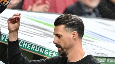 Augsburgs neuer Coach Sandro Wagner fiel kürzlich mit einer Bla-Bla-Geste Richtung Zuschauer auf. (Foto: Harry Langer/dpa)