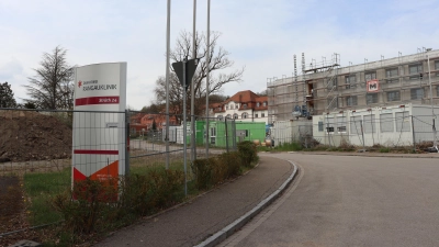 Die Rangauklinik könnte als Sinnbild für den ganzen Sozialkonzern Diakoneo stehen: Das Unternehmen ist gerade eine große Baustelle. (Foto: Thomas Schaller)