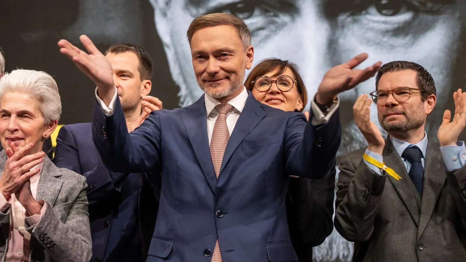 Der Vorsitzende im Mittelpunkt: Christian Lindner auf dem FDP-Parteitag (Foto: Michael Kappeler/dpa)