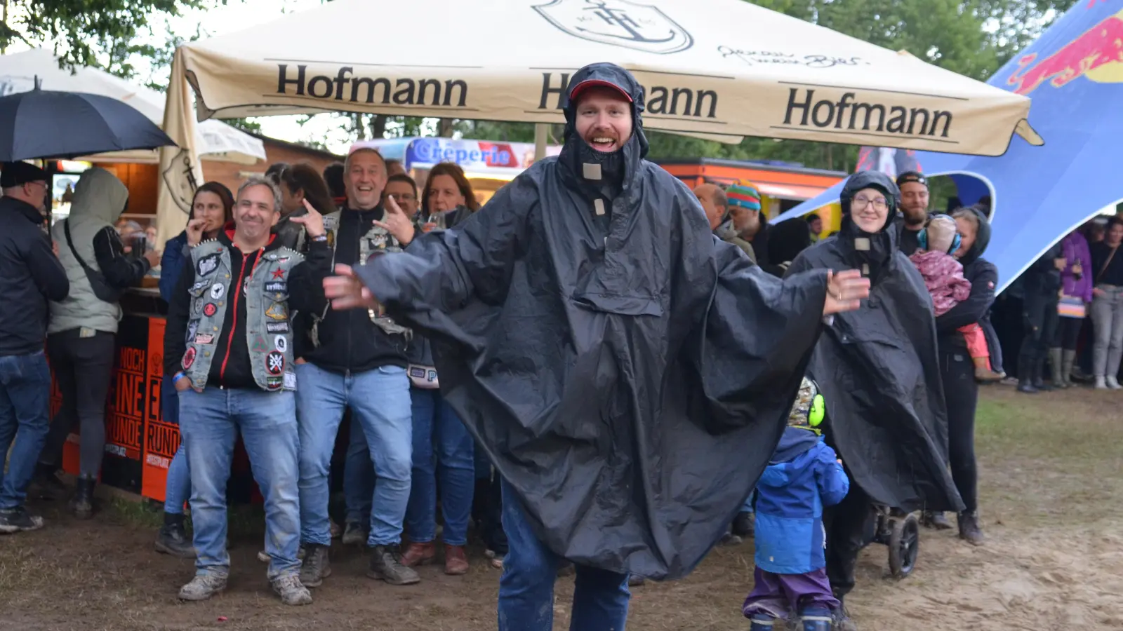 Gute Laune unter Schirm und Regencape. (Foto: Yvonne Neckermann)
