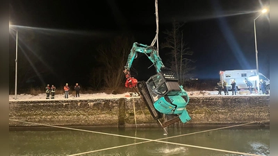 Der Bagger war in die Donau gerutscht und musste wieder herausgezogen werden. (Handout) (Foto: -/Verkehrspolizeiinspektion Passau/dpa)