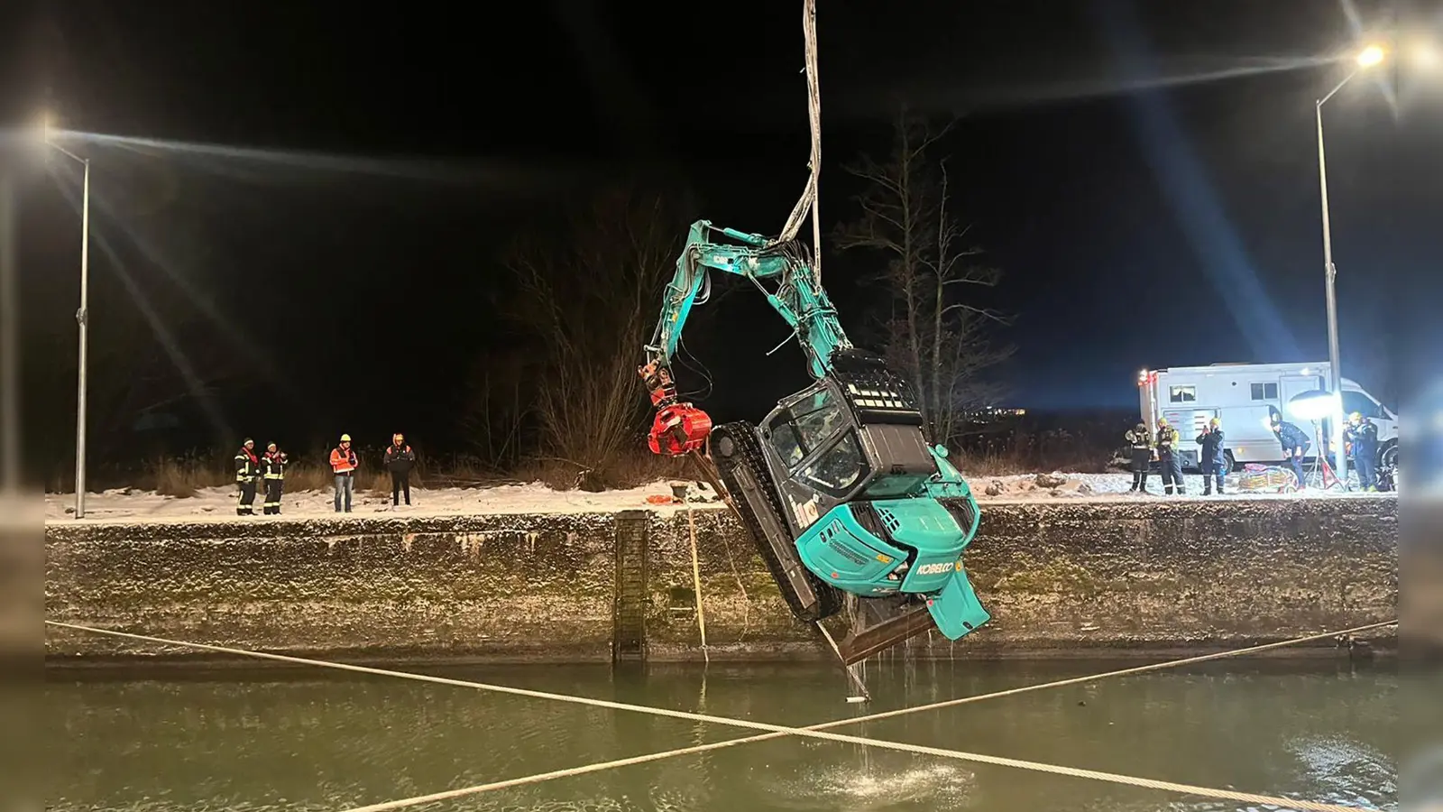 Der Bagger war in die Donau gerutscht und musste wieder herausgezogen werden. (Handout) (Foto: -/Verkehrspolizeiinspektion Passau/dpa)
