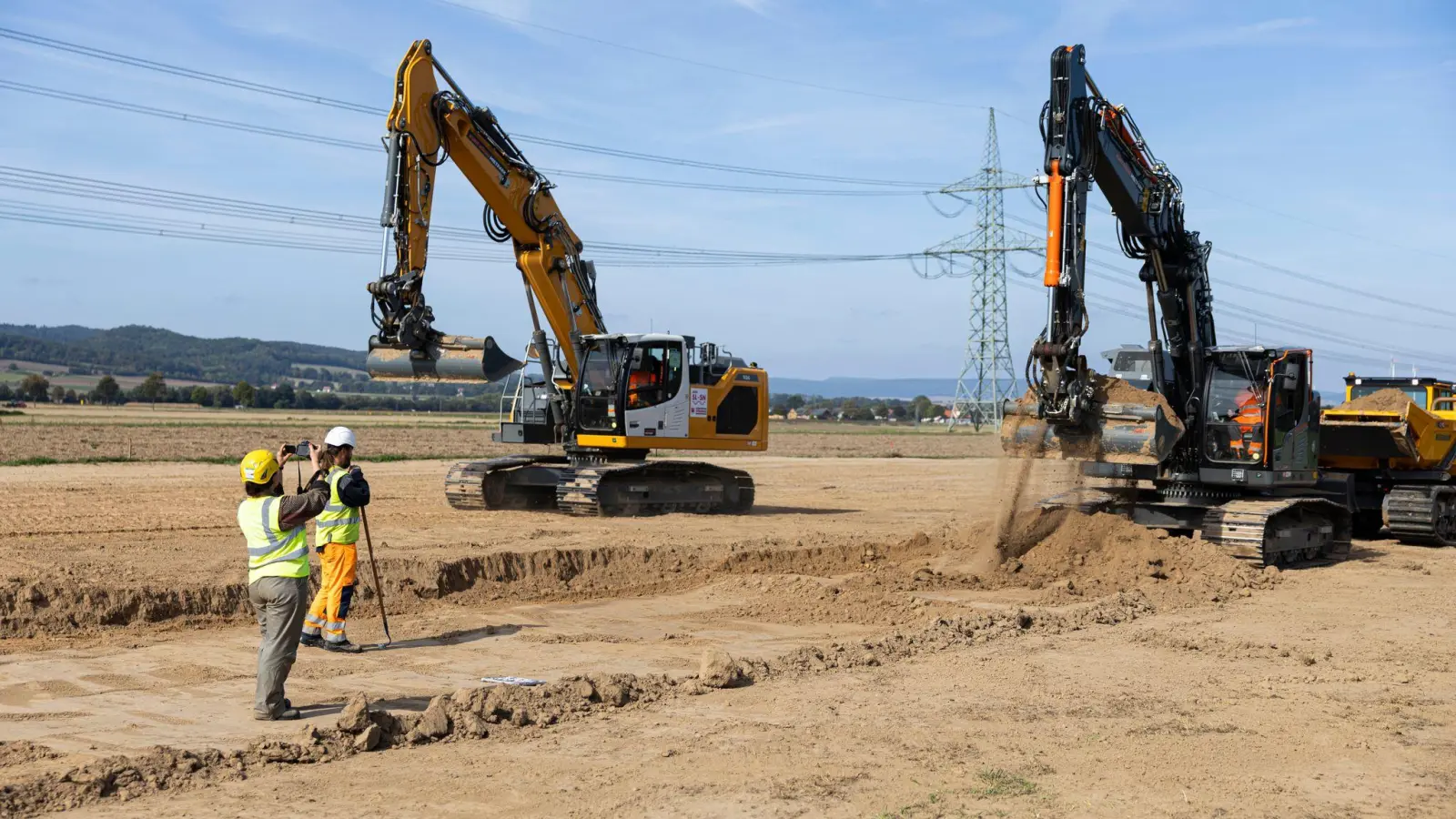 Wie hier in Niedersachsen können die Arbeiten für die Stromtrasse Suedlink nun auch zwischen Thüringen und Bayern umgesetzt werden. (Archivbild) (Foto: Michael Matthey/dpa)