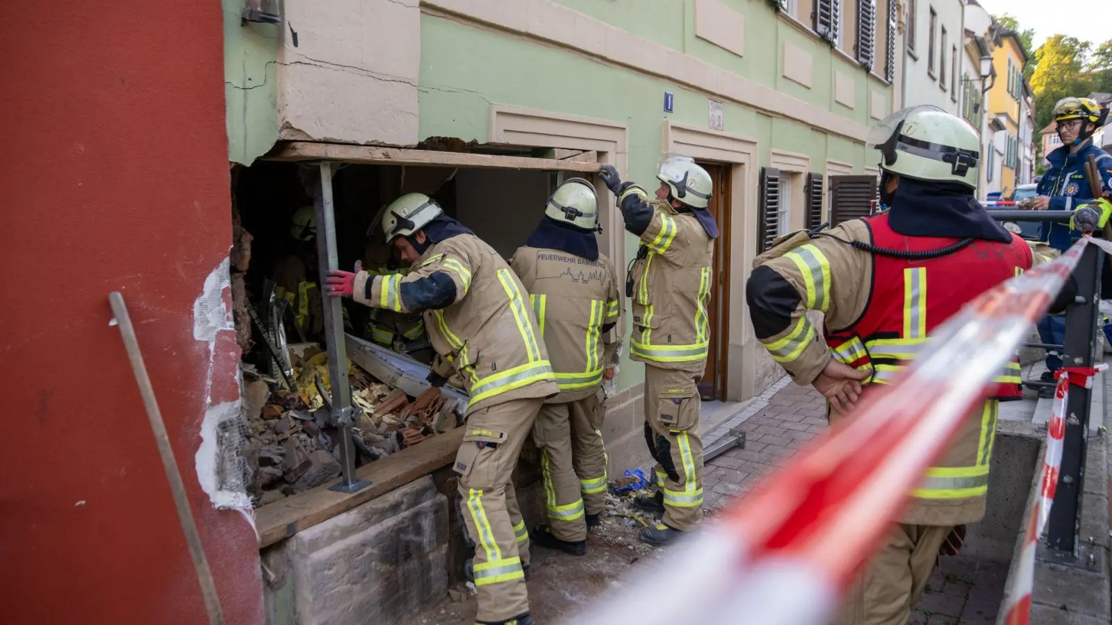 In Bamberg ist ein Auto in eine Hauswand gefahren. (Foto: Pia Bayer/dpa)