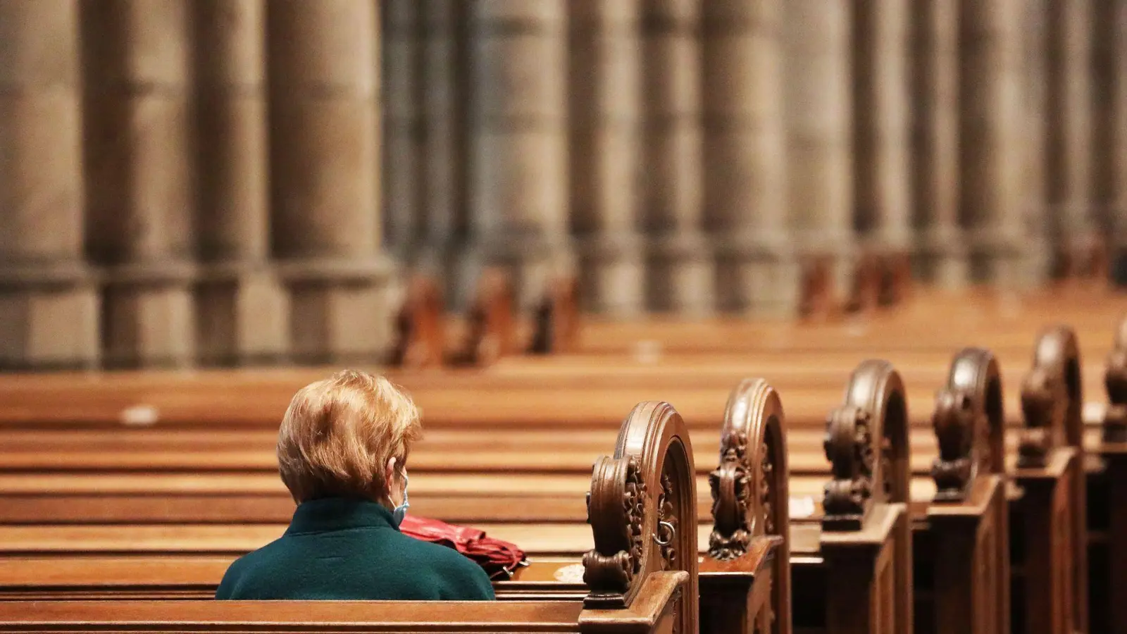 Die beiden großen Kirchen haben im vergangenen Jahr wieder viele Mitglieder verloren (Archivbild). (Foto: Oliver Berg/dpa)