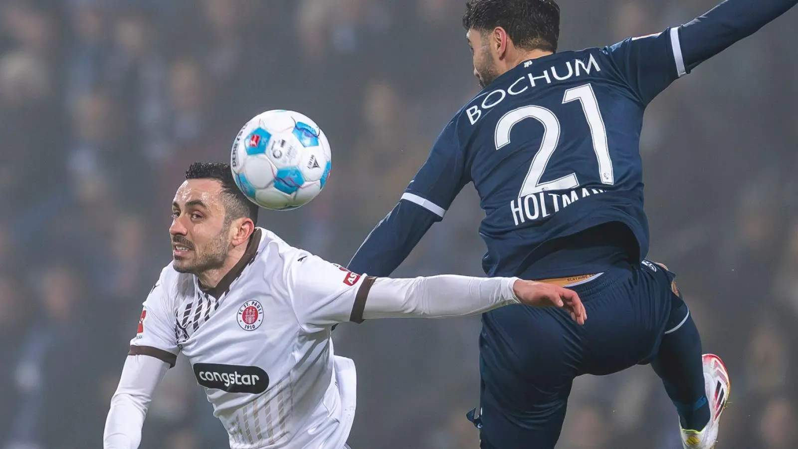 Die Zuschauer im Ruhrstadion sahen Abstiegskampf pur. (Foto: David Inderlied/dpa)