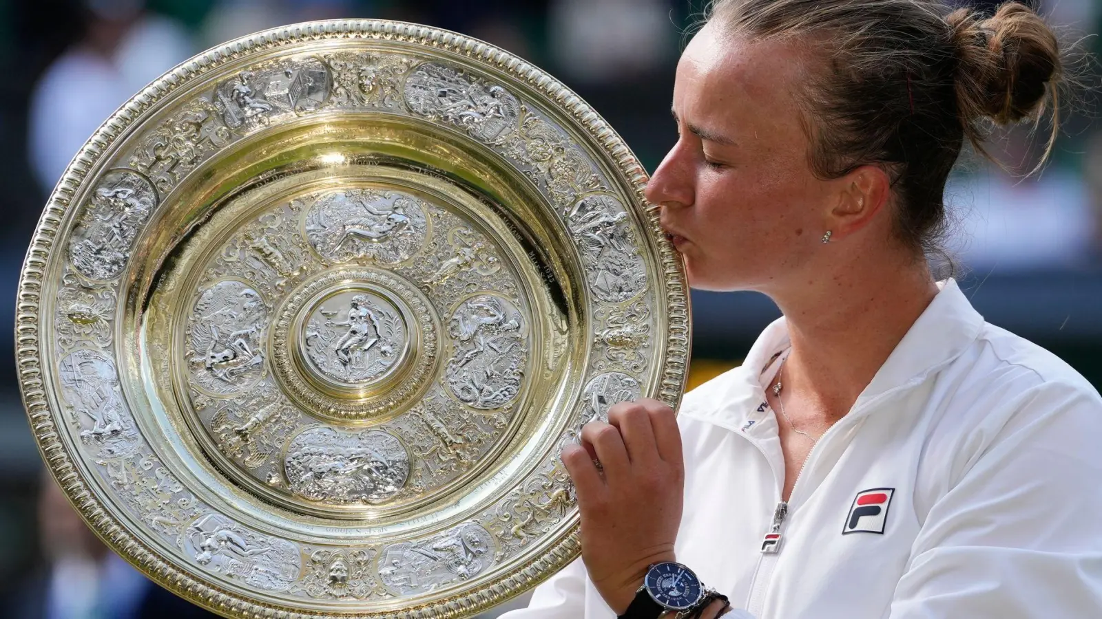 Barbora Krejcikova küsste ihre Trophäe nach dem Sieg im Finale. (Foto: Kirsty Wigglesworth/AP)