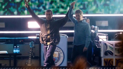 Endlich vereint: Liam und Noel Gallagher auf der Bühne. (Foto: Scott A Garfitt/Invision/AP/dpa)